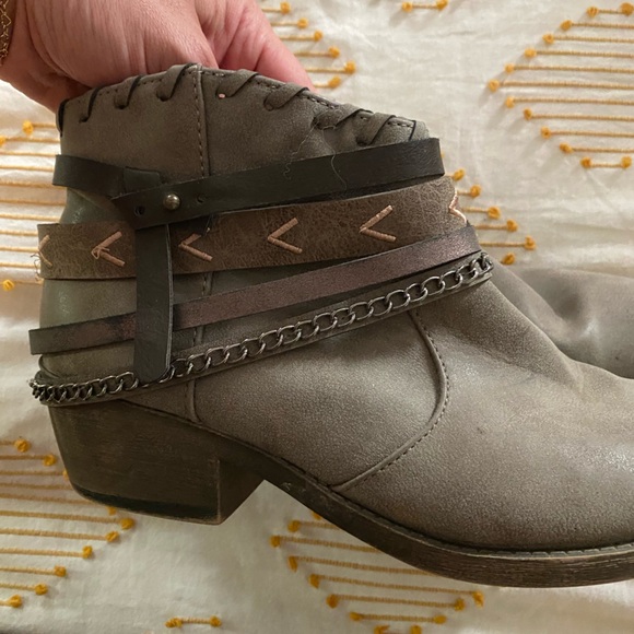 Grey western bootie with chain detail - Picture 3 of 4